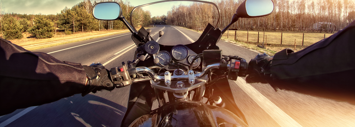 Op een zonnige dag op een motor rijden