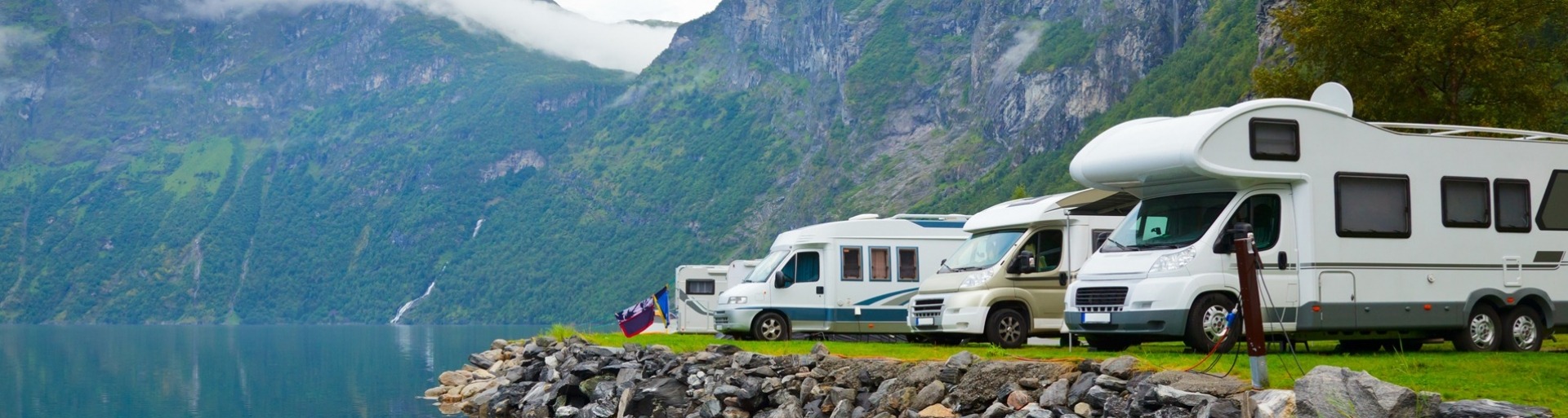 Vakantie camper aan het water