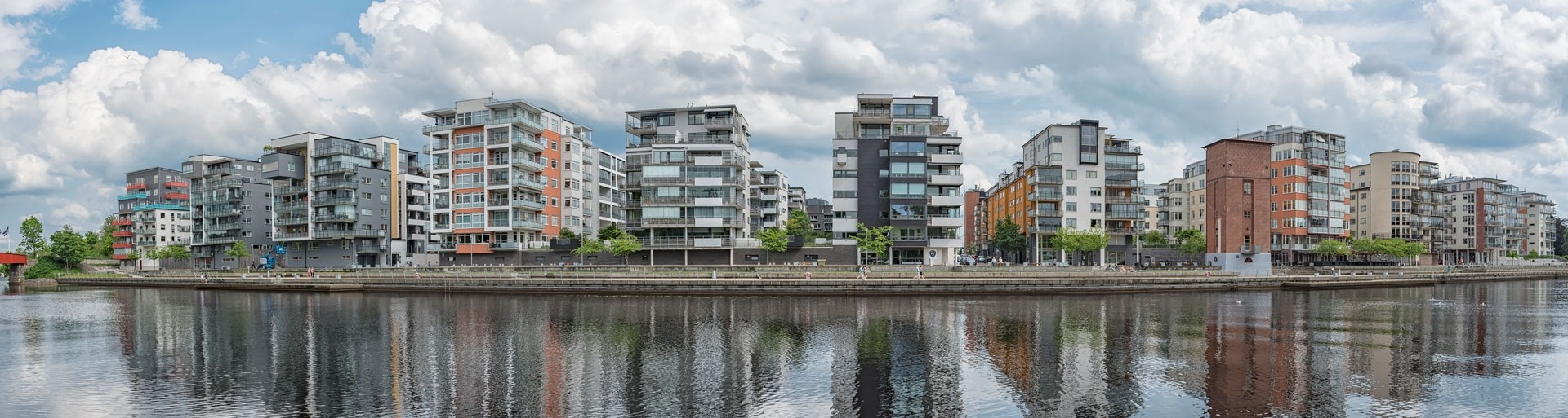 Rij met appartementen aan de waterkant